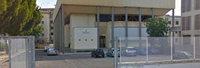 Le strutture nel degrado
Piove nel PalaZumbo:
la partita deve emigrare Le strutture nel degrado
Piove nel PalaZumbo:
la partita deve emigrare