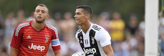 Juventus, Villar Perosa: Ronaldo segna il primo gol bianconero. «Grande emozione». Il match finisce con un'invasione