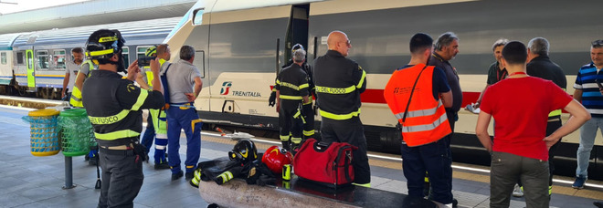 Vigili del fuoco e personale ferroviario alla stazione centrale di Pescara per l'emergenza incendio sull'Intercity