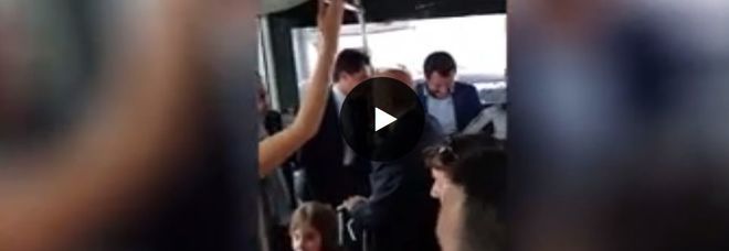 Salvini, sorpresa sul bus dell'aeroporto: i passeggeri gli cantano "Bella Ciao" Salvini, sorpresa sul bus dell'aeroporto: i passeggeri gli cantano "Bella Ciao"