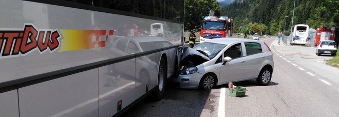Sorpasso temerario, la Punto "entra" nell'autobus a Rocca Pietore Sorpasso temerario, la Punto "entra" nell'autobus a Rocca Pietore