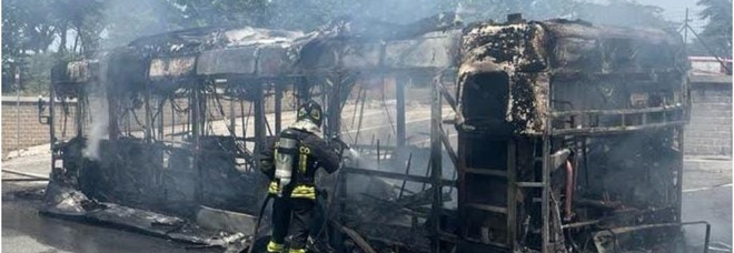 Roma, autobus in fiamme su via Laurentina. Atac: «Era in servizio da 16 anni»