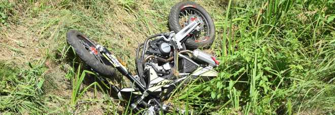 Schianto in moto contro un muretto: morto a 16 anni all'inizio delle vacanze