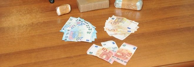 In moto con la droga, arrestato al posto di blocco In moto con la droga, arrestato al posto di blocco