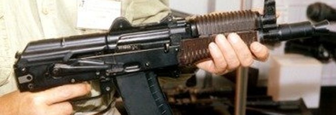 Scoperta choc dentro un tombino: trovati un kalashnikov e munizioni Scoperta choc dentro un tombino: trovati un kalashnikov e munizioni