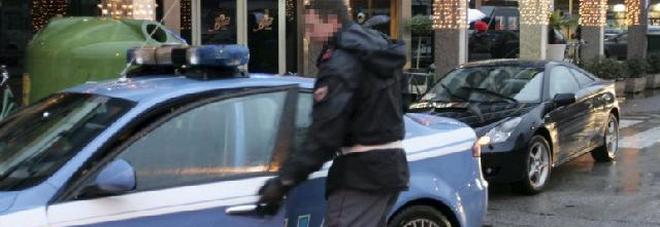 Papà preso a calci e pugni in pieno centro mentre ha la bimba di 3 anni in braccio