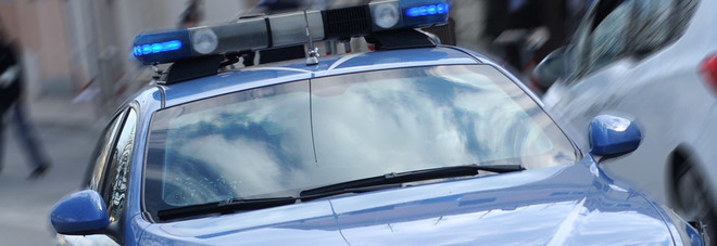 Chiama il ladro che gli ha rubato il cellulare per affrontarlo: gli risponde la polizia Chiama il ladro che gli ha rubato il cellulare per affrontarlo: gli risponde la polizia