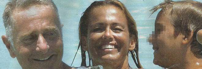 Paolo Bonolis e il regalo
per i 57 anni, a Formentera
con Sonia e figli