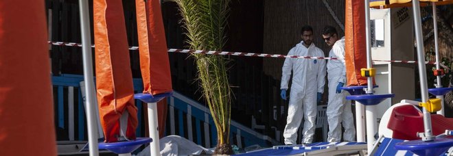 Ucciso a colpi di pistola davanti ai bagnanti. Choc in un campeggio a Nicotera Ucciso a colpi di pistola davanti ai bagnanti. Choc in un campeggio a Nicotera