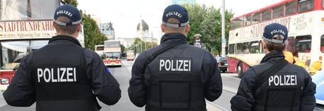 Terrorismo, 6 arresti in Germania: pianificavano attentato con armi ed esplosivo a mercatini di Natale Terrorismo, 6 arresti in Germania: pianificavano attentato con armi ed esplosivo a mercatini di Natale