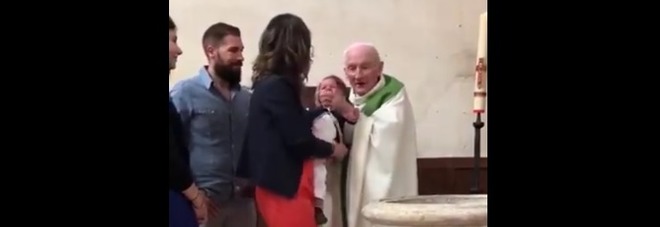Il bimbo piange durante
il battesimo: il prete
lo prende a schiaffi