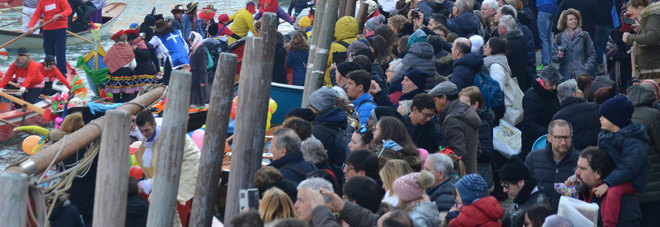 Carnevale a numero chiuso: in 20mila a San Marco, gli altri fuori Carnevale a numero chiuso: in 20mila a San Marco, gli altri fuori