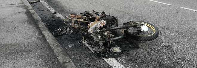 Sbanda, cade e la moto s'incendia, trentenne è gravissimo Sbanda, cade e la moto s'incendia, trentenne è gravissimo