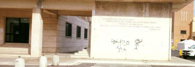 Vandali scatenati a Sabaudia, scritte sui monumenti del razionalismo