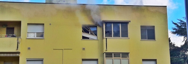 Pompiere fuori servizio
doma il rogo
scoppiato in veranda