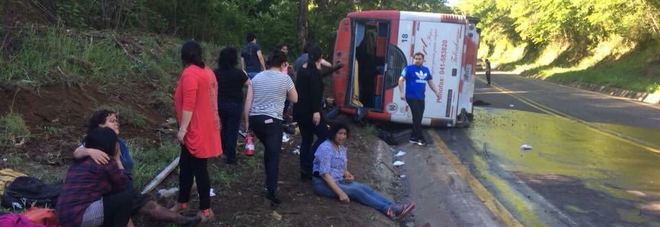 Perde il controllo del pullman e si ribalta in curva, morte 11 persone. Tra le vittime un bimbo di 8 anni Perde il controllo del pullman e si ribalta in curva, morte 11 persone. Tra le vittime un bimbo di 8 anni