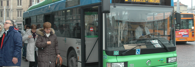 «Niente cane sul bus»
Mezz'ora di discussioni poi
scende pure il ragazzo