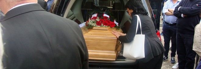 Una folla ai funerali di Rossano
I colleghi: «Ci mancherai
Vogliamo verità e giustizia»