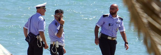 Bagnanti negano l'elemosina
rom spacca lettini
in spiaggia e mostra i genitali