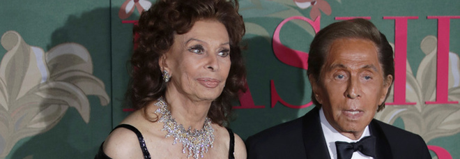 Sofia Loren premia Valentino: lacrime e emozioni alla Scala per il Green Carpet Fashion Awards