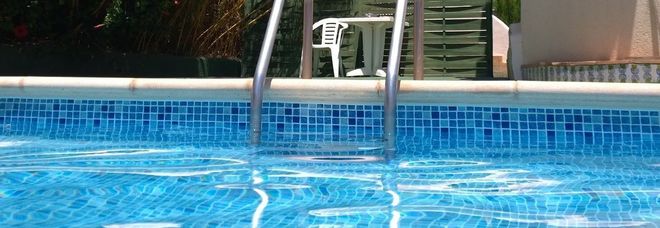 Fratellini di 7 e 9 anni rischiano di annegare nella piscina dell'albergo Fratellini di 7 e 9 anni rischiano di annegare nella piscina dell'albergo