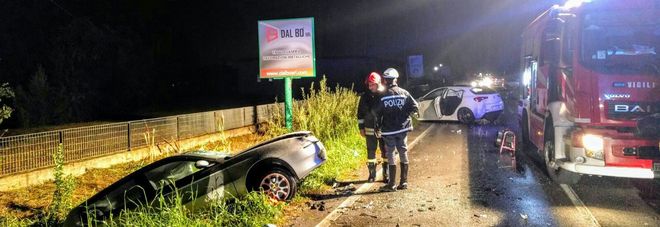 Tremendo frontale nella notte: due automobilisti estratti dalle lamiere Tremendo frontale nella notte: due automobilisti estratti dalle lamiere
