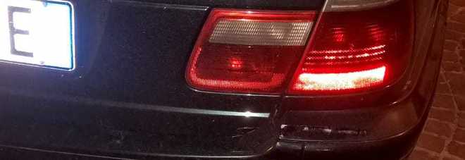 Tampona un’automobile
e fugge: il pirata
identificato dalla targa