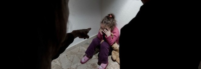 Il fidanzato le confessa di essere un pedofilo, nonna gli "concede" la nipotina di 20 mesi