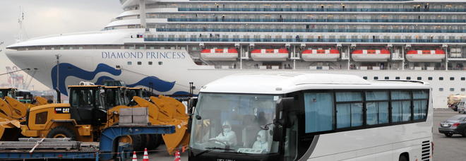 Coronavirus, primi passeggeri sbarcano dalla Diamond Princess: sono 11 anziani negativi ai test