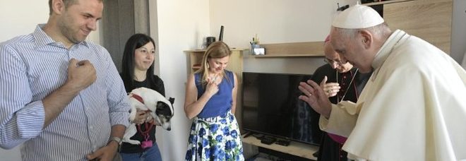Blitz di Papa Francesco nelle zone del terremoto: a Camerino tra le case degli sfollati Blitz di Papa Francesco nelle zone del terremoto: a Camerino tra le case degli sfollati