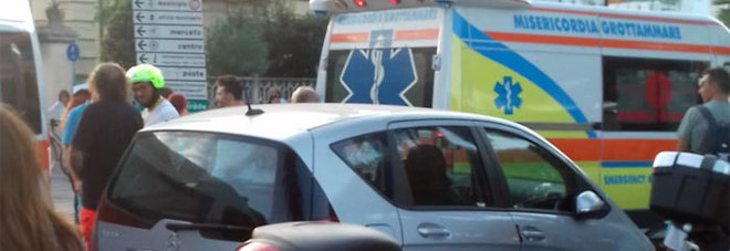 Ciclista travolge
e ferisce una bimba
e poi fugge via