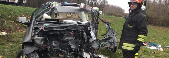 Frontale tra auto e camion: muore a 22 anni nipote del sindaco