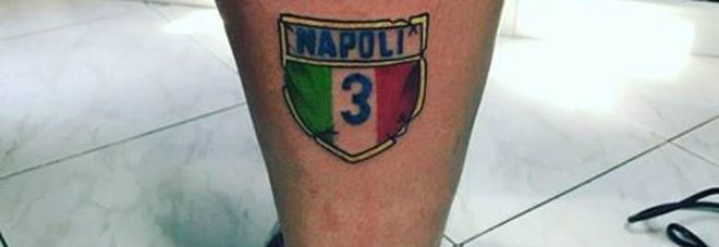 Si fa tatuare il terzo scudetto del Napoli sulla gamba: «Noi conquistato, voi rubato»