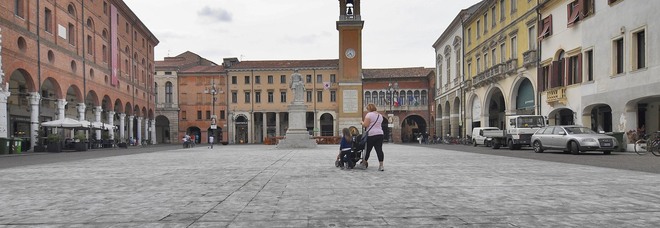 Piazza Vittorio Emanuele con il liston segnato dalla colla Piazza Vittorio Emanuele con il liston segnato dalla colla