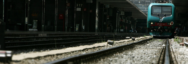 Travolto da un treno in stazione, morto un ragazzo di 26 anni. La dinamica è terribile