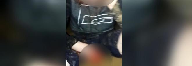Un fermo immagine del video del pestaggio Un fermo immagine del video del pestaggio