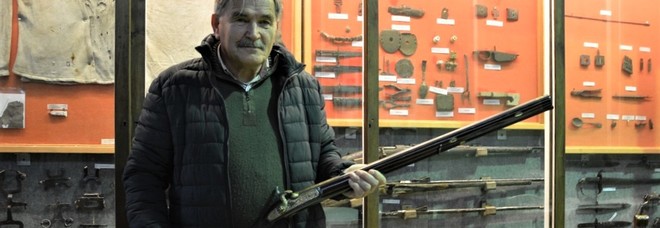 Bepi, 70 anni, il collezionista di armi col fucile di Garibaldi