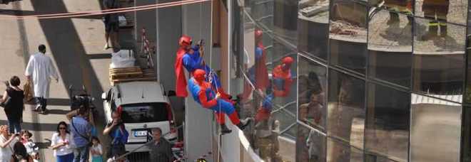 Roma, al Bambino Gesù pompieri vestiti da Spiderman e Superman sui tetti dell'ospedale