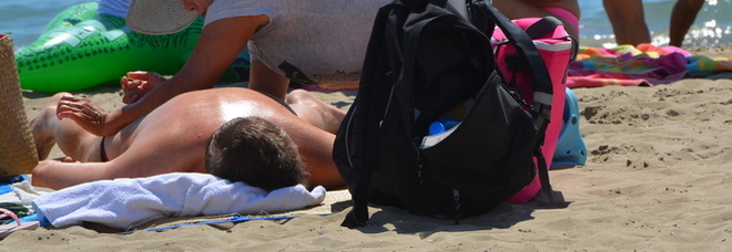 Un massaggio abusivo in spiaggia a Lignano Un massaggio abusivo in spiaggia a Lignano