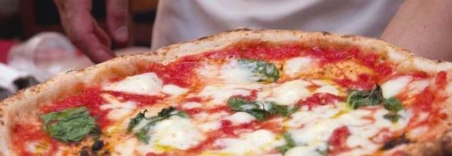 Roma, gli rubano la pizza dal piatto a Trastevere: caos al ristorante, un arresto
