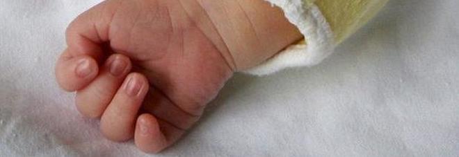 Bambino di 2 anni ingoia una vite e muore dopo 5 giorni di agonia