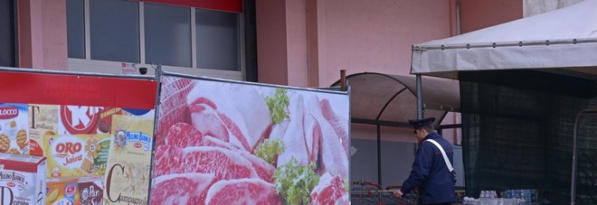 Pensionato ruba pasta e pomodoro per fame: i negozianti non lo denunciano, i carabinieri gli fanno la spesa Pensionato ruba pasta e pomodoro per fame: i negozianti non lo denunciano, i carabinieri gli fanno la spesa
