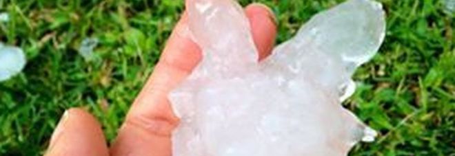 Mezzora di nubifragio e grandine: allagate strade, case e cantine