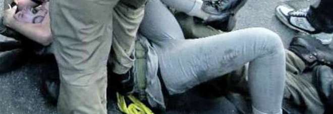 Roma, assolto l'agente che calpestò una manifestante al corteo: «Gesto involontario, non causò lesioni» Roma, assolto l'agente che calpestò una manifestante al corteo: «Gesto involontario, non causò lesioni»