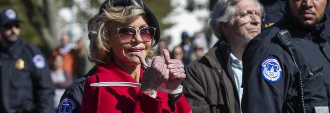 Jane Fonda, compleanno in carcere: alla vigilia degli 82 anni arrestata per le proteste sul clima