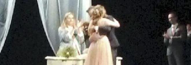 Primo “sì” a teatro, Giorgia e Stefano sposi davanti a 160 “spettatori” Primo “sì” a teatro, Giorgia e Stefano sposi davanti a 160 “spettatori”