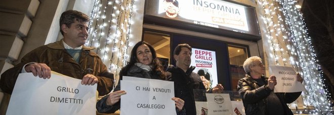 Grillo contestato al teatro a Roma. E lui attacca la Lega