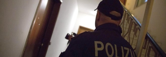 Poliziotto si spara in casa con la pistola di ordinanza: trovato in camera da letto