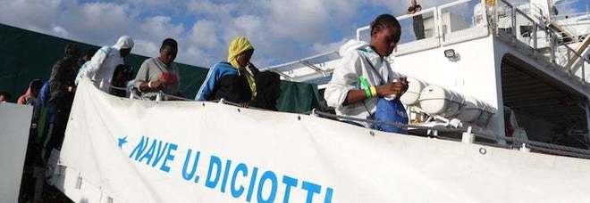 Migranti, verso Catania nave Diciotti con oltre 900 migranti Migranti, verso Catania nave Diciotti con oltre 900 migranti