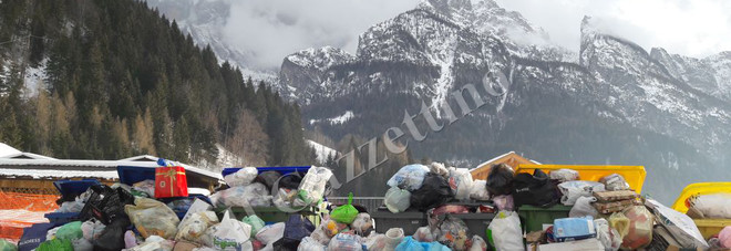 L'area camper all'ingresso di Alleghe: una montagna
di rifiuti e, sullo sfondo, il Civetta... a guardare